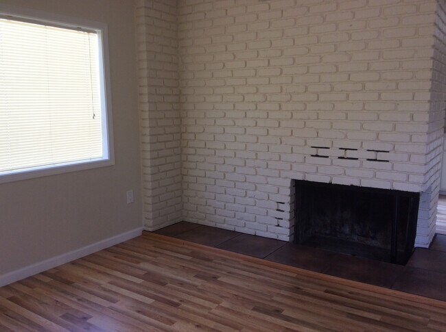 Building Photo - 635 NE Penn Ave