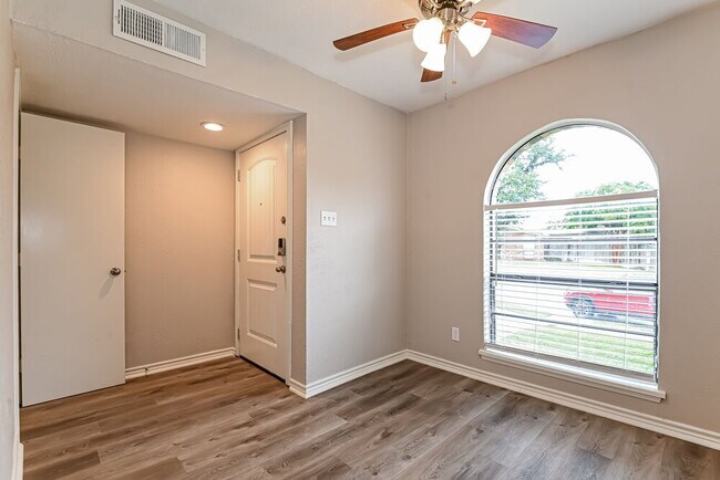 Building Photo - 8902 Miami Dr