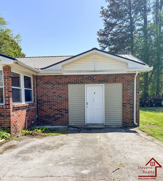Building Photo - 512 W Maple St