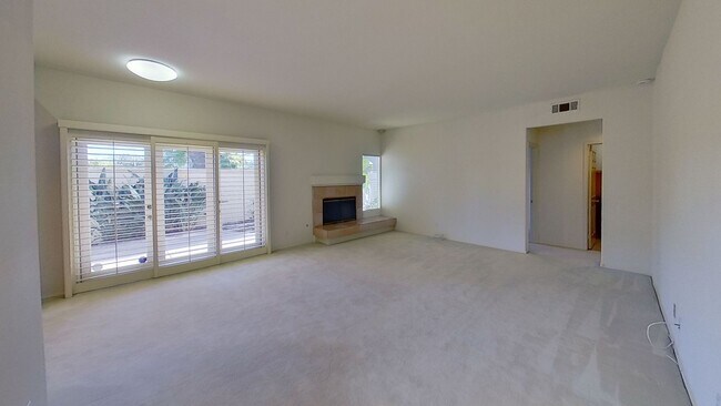 Foto del edificio - Beautiful Four Bedroom, Three Bathroom New...