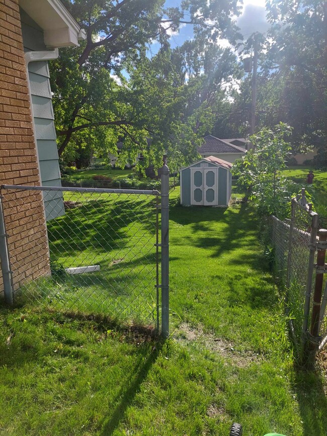 Path to enterance - 4725 Winnetka Ave N