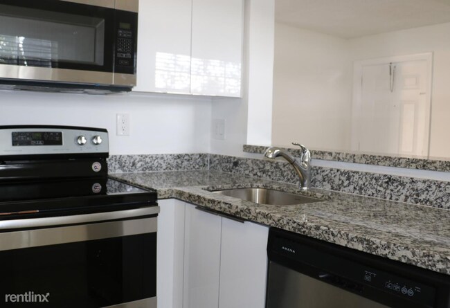 Foto del edificio - 3 br, 2 bath  - 2001 NW 96th Ter