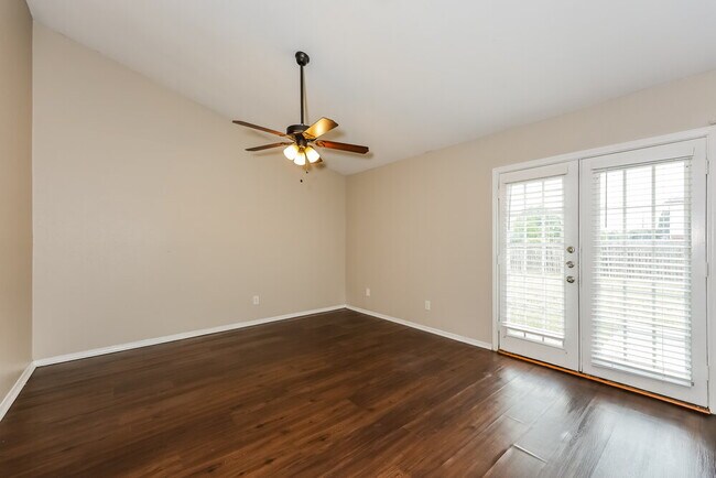 Building Photo - 1385 Southridge Dr