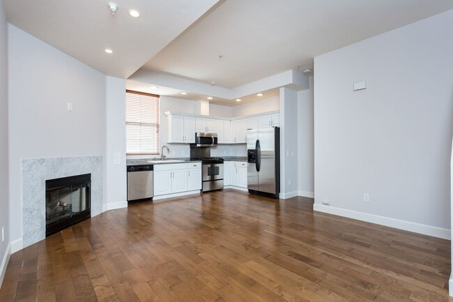 Building Photo - Stunning 4 Level Condo in Little Italy