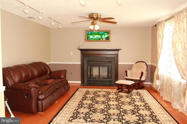 Foto del edificio - 18717 Flower Hill Way