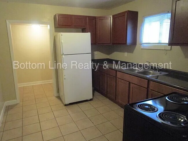 Building Photo - Room in Single Family Home on Plainview Rd