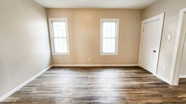 Building Photo - Rent ready!