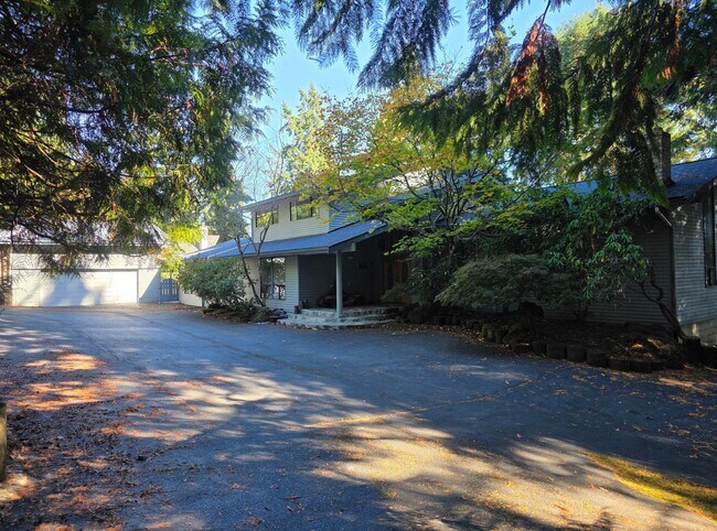 Building Photo - Waterfront Home in Illahee!