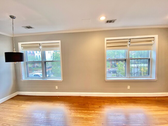 Foto del edificio - Logan/Dupont 1BR 1BA unit with hardwood fl...