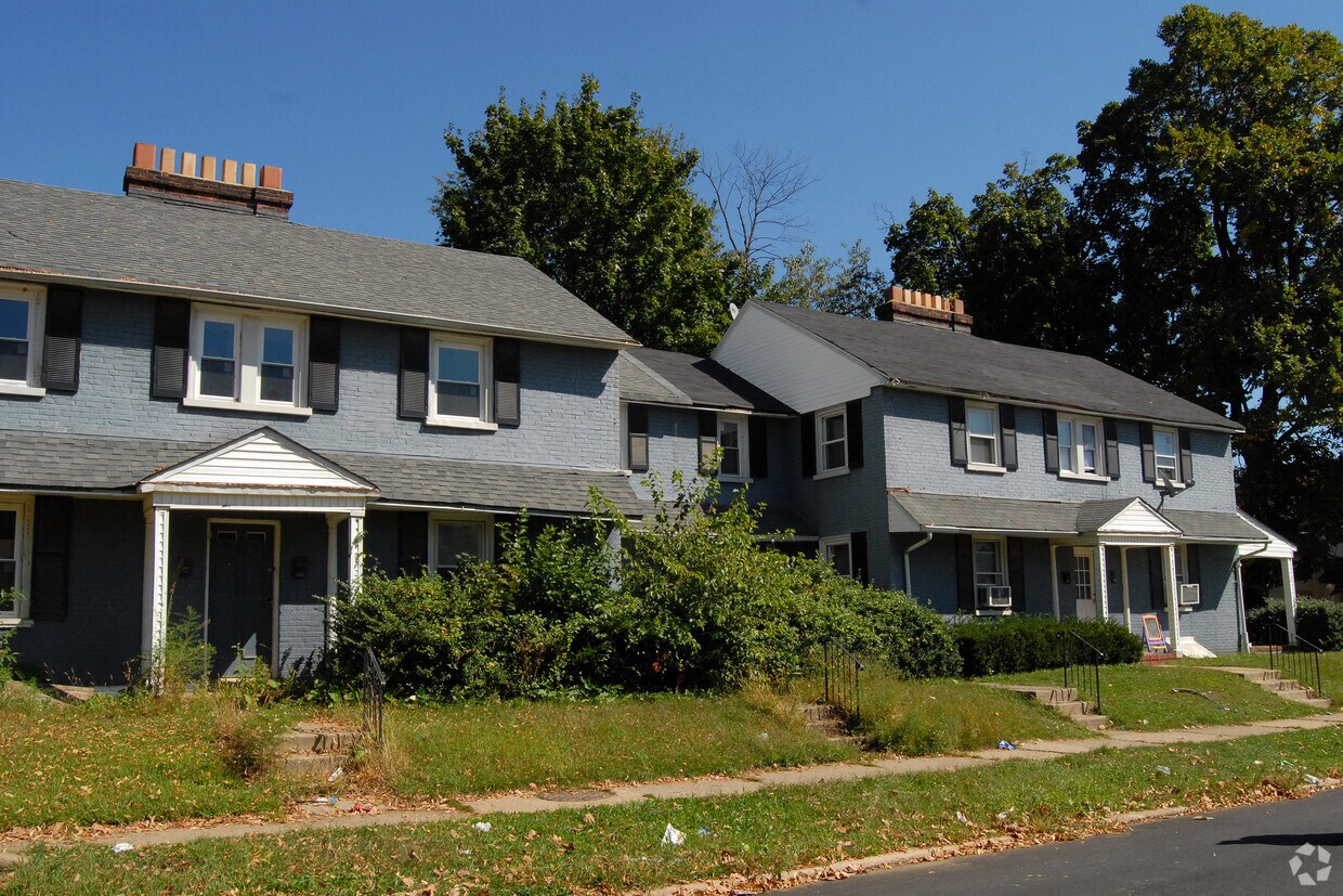 Building Photo - 1111-1117 Pine Ln