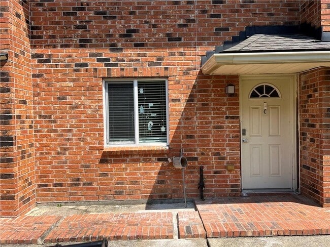 Building Photo - 3213 Golden Dr
