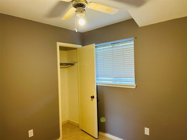 Foto del edificio - 7619 Vernwood St