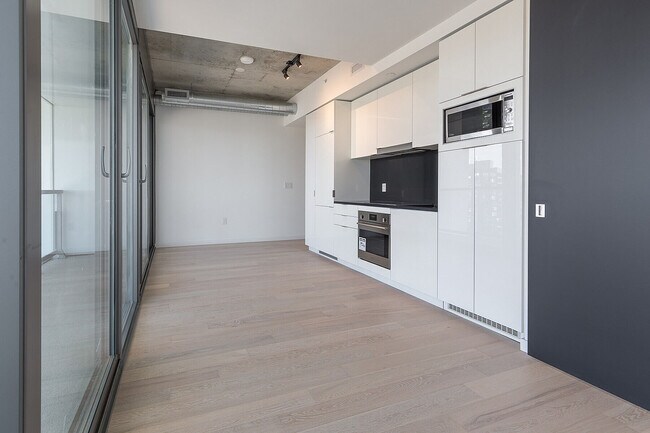 Building Photo - 170 Bayview Ave