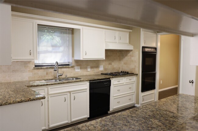 Foto del edificio - 2215 Silver Falls Dr