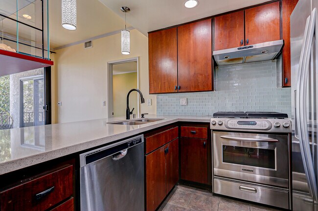Foto del edificio - 8675 Falmouth Ave