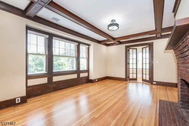 Building Photo - 50 Walnut Crescent