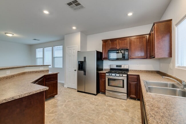 Foto del edificio - Beautiful Split-Level Home on Corner Lot with Pool and Spa!