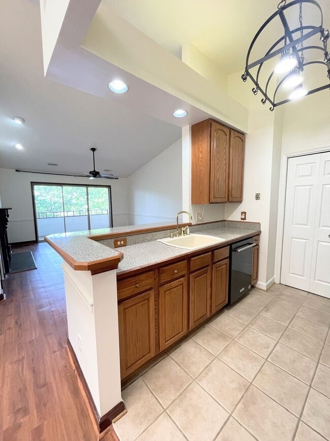 Building Photo - 2 Bedroom 2 Bathroom Penthouse Condo In Si...