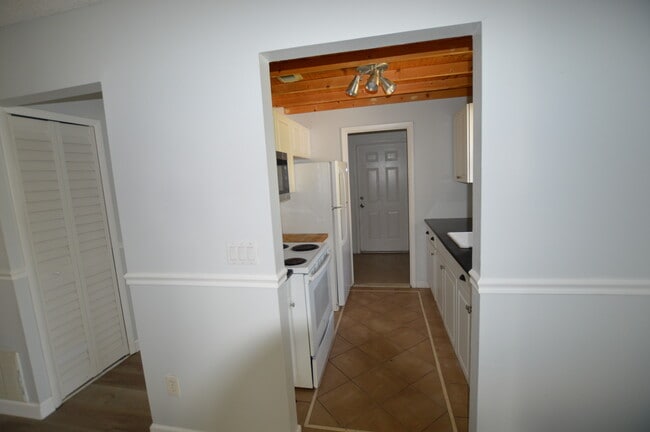 Building Photo - 4516 Kirkland Ave