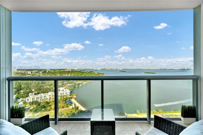 Foto del edificio - 601 NE 36th St