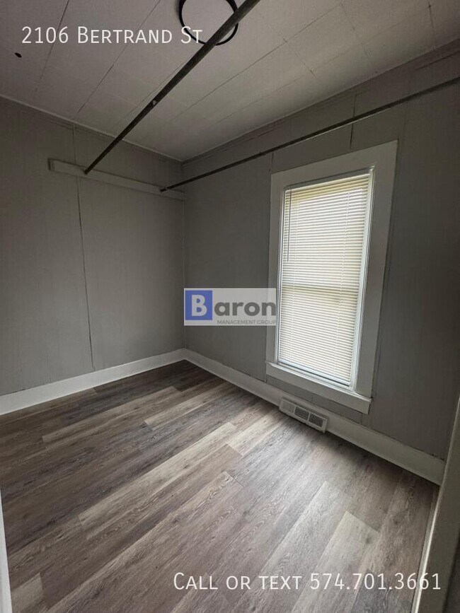 Foto del edificio - 2106 Bertrand St