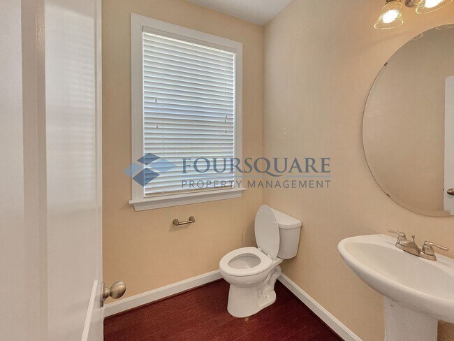 Foto del edificio - Spacious End-Unit Townhome with 2-Car Garage & Private Patio – Near Beaver Creek & Downtown Apex
