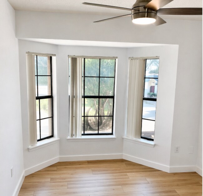 Foto del edificio - AVAILABLE NOW; APPLY AT OUR WEBSITE