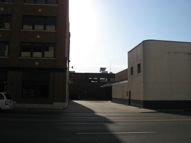 Fotografía del edificio - 333 N English St