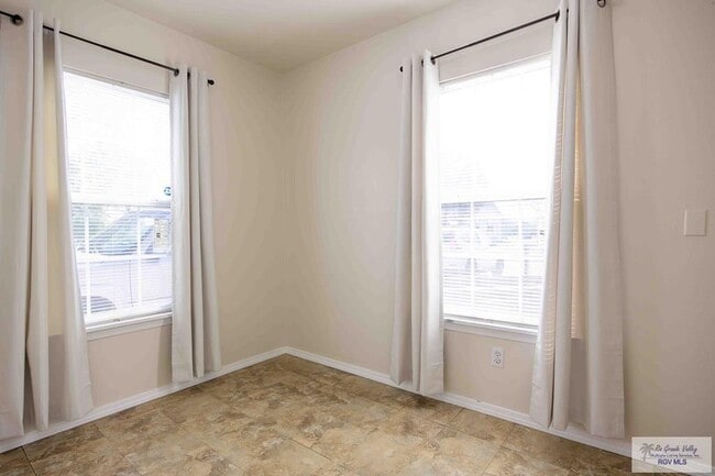 Building Photo - 306 W 6th St