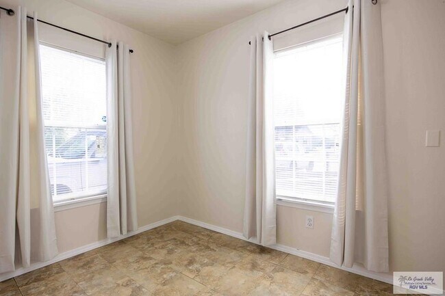 Foto del edificio - 306 W 6th St