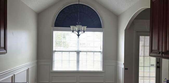 Building Photo - 213 Summerstone Bend