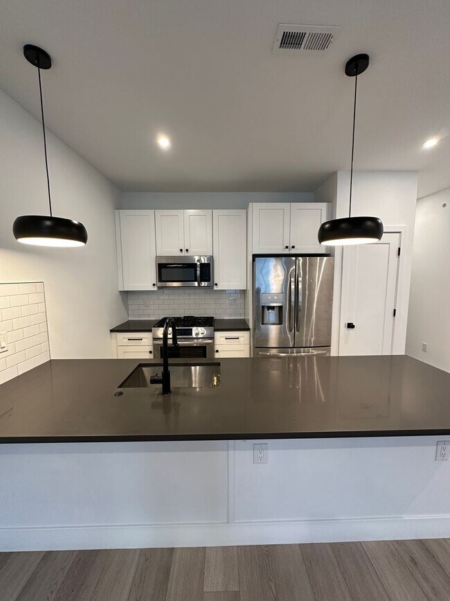 Building Photo - Recently Constructed, Modern 3 Bed / 3 Bath Bi Level Apartment Near Temple — Private Rooftop + Ba...