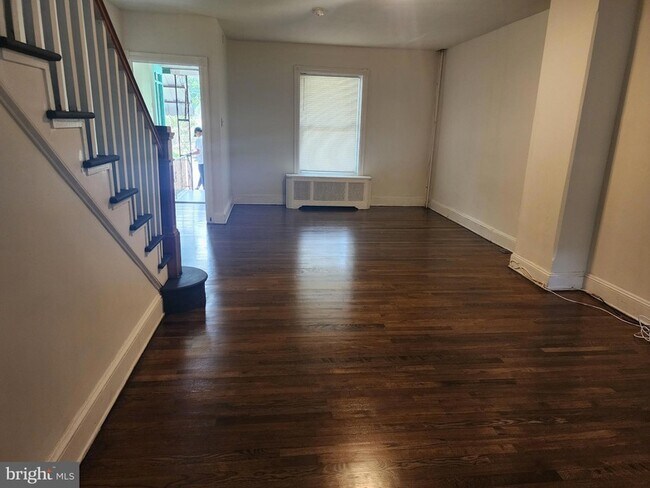Building Photo - 562 Elm St