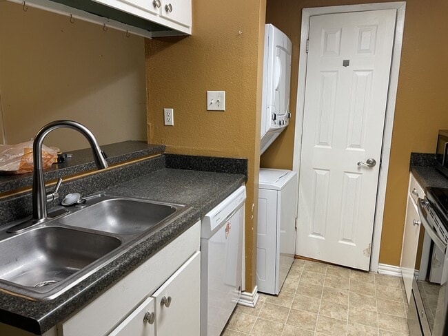 Sink with Disposal - 424 Fry St