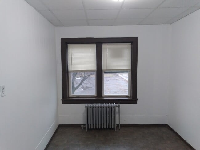 Building Photo - 130 E 13th Ave