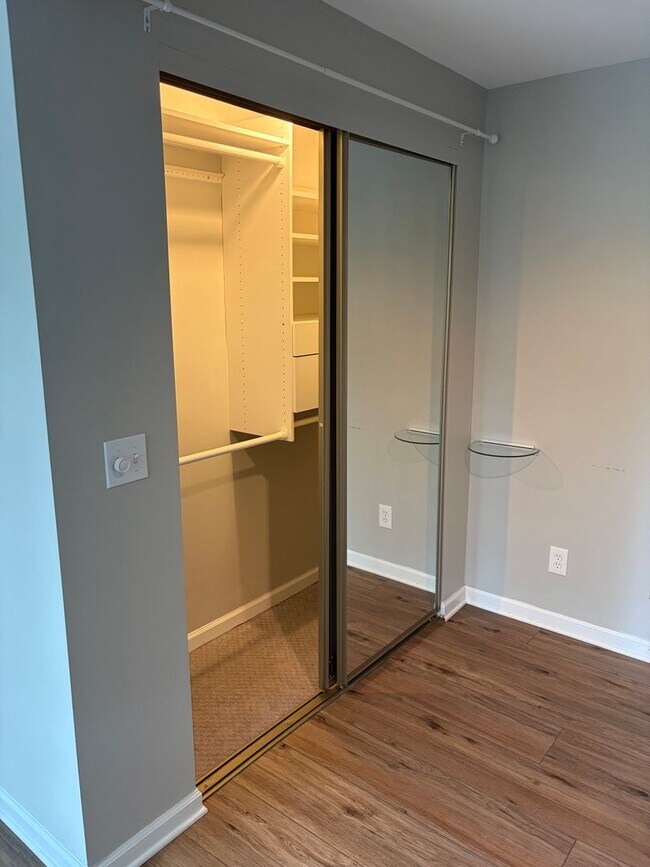 Foto del edificio - 2 bedroom 1.5 bath Townhouse available September!