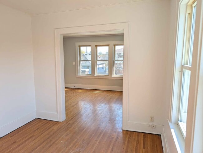 Building Photo - 1095 Gladstone Ave