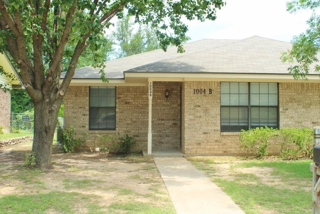 1004 Lynn St Unit B, Weatherford, TX 76086 Room for Rent in