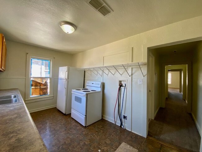 Building Photo - 2 Bedroom 1 Bath Upstairs Unit Available i...