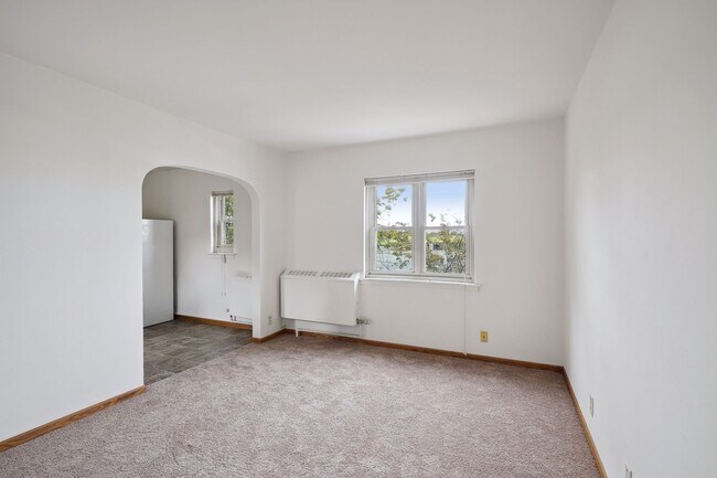 Foto del edificio - Spacious, Renovated 1BR on Beautiful Iris Park!