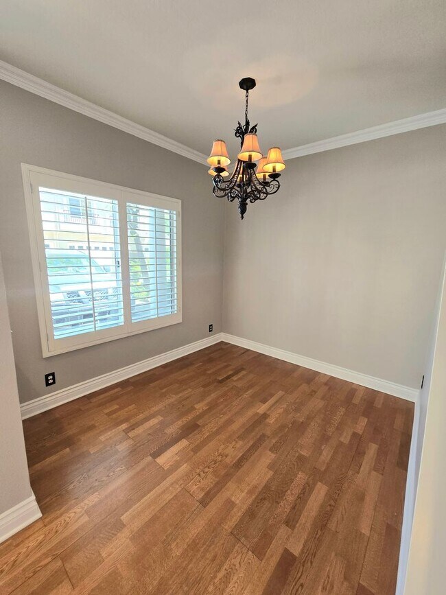 Foto del edificio - Large and spacious 3 bedroom townhouse with garage!