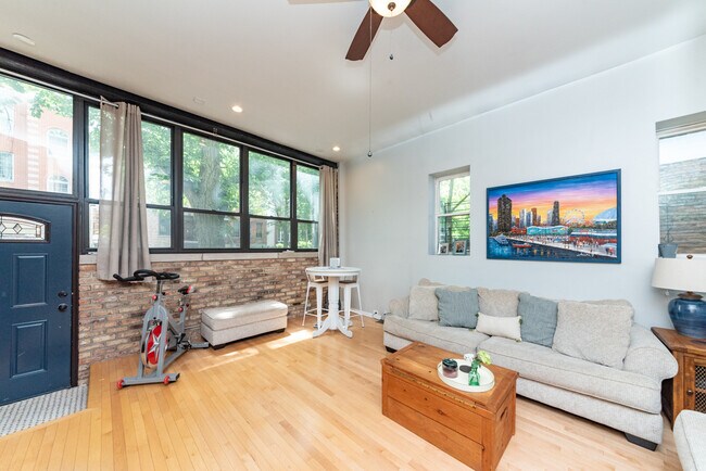 Foto del edificio - 1350 N Wolcott Ave