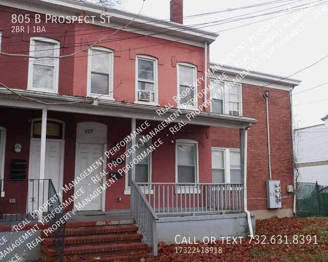 Building Photo - Updated Large 2BR 1BA upper level 2 Family...