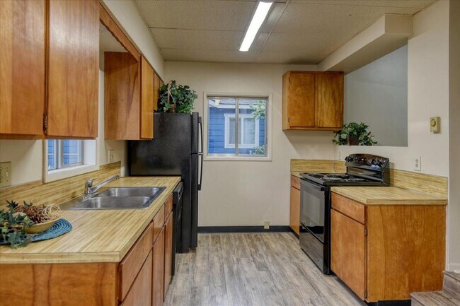 Building Photo - 1106 E Stiner Ave