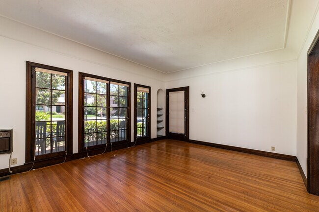 Living Room, entry - 614 E California Blvd