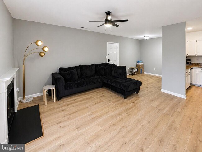 Foto del edificio - 601 Forest Walk Ln