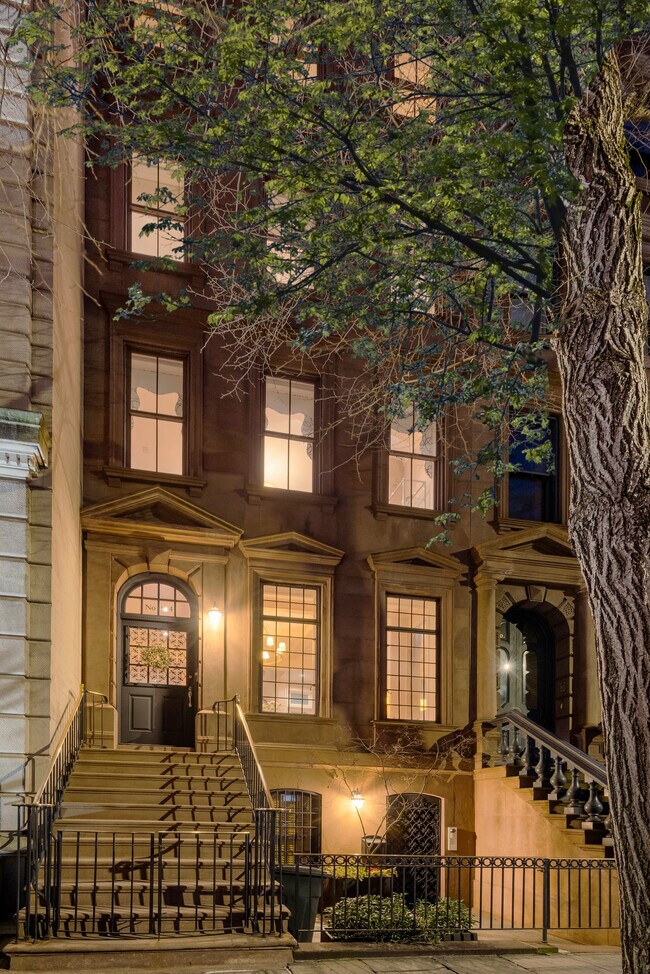 Building Photo - 164 E 70th St