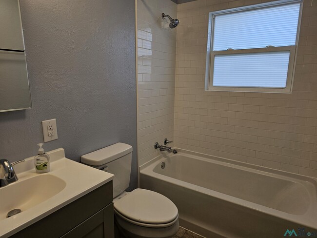 Foto del edificio - 300 Circle Dr