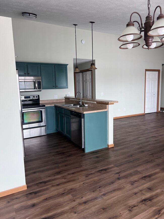 Building Photo - 4924 S Klein Ave