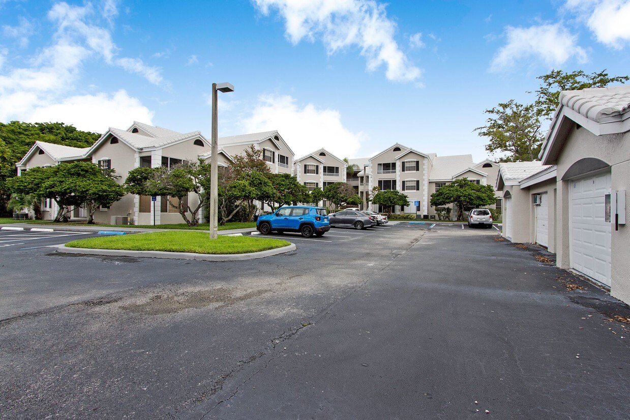 Primary Photo - 2881 N Oakland Forest Dr